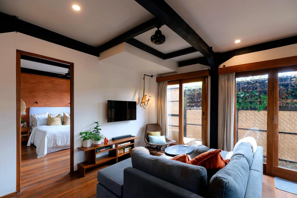 Modern & Stylish – A sleek, contemporary living space with plush seating.
Smart TV with Streaming Services – Enjoy Netflix & YouTube (need own login).
Designed for Comfort – Thoughtful decor blending modern aesthetics with tropical warmth.