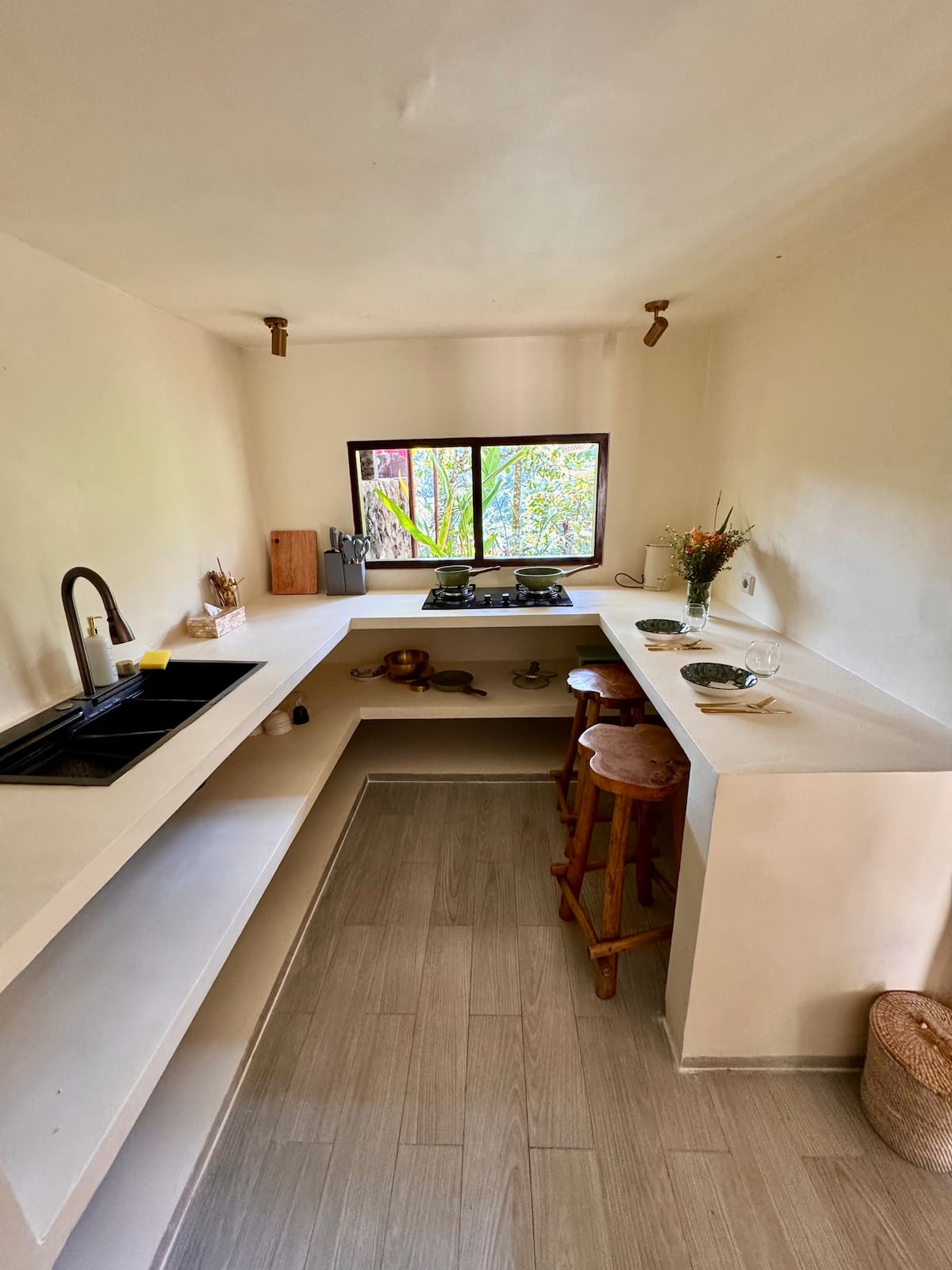 Full kitchen image 1