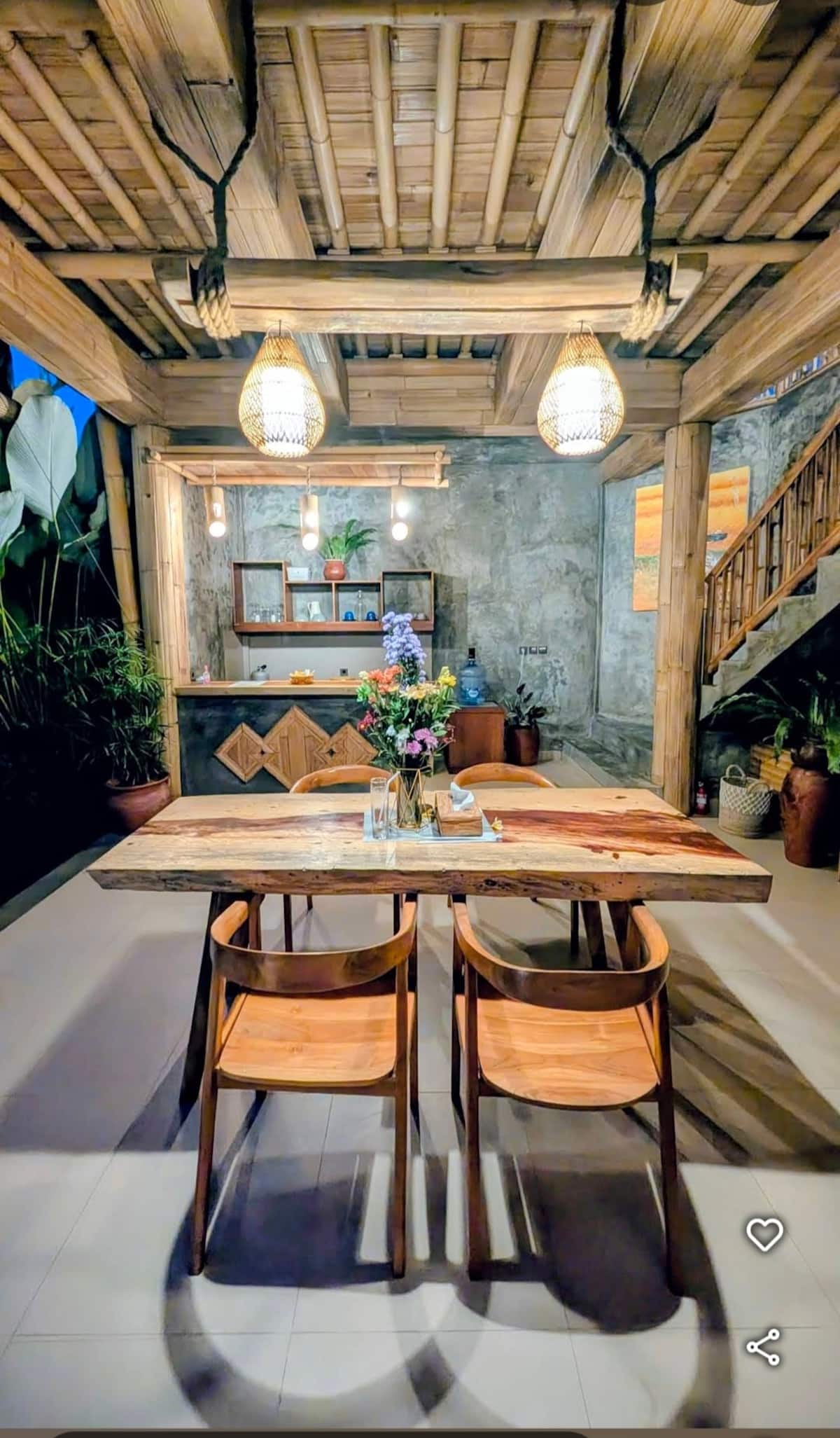 Dining area image 1