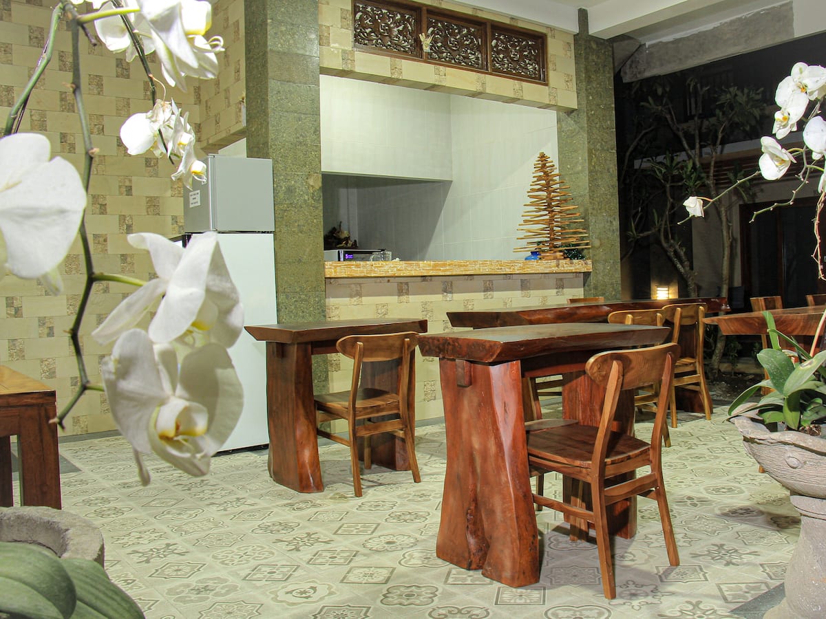 Dining area image 1