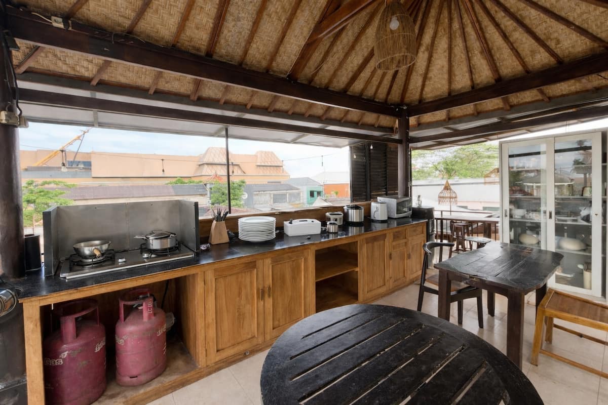 Full kitchen image 1
