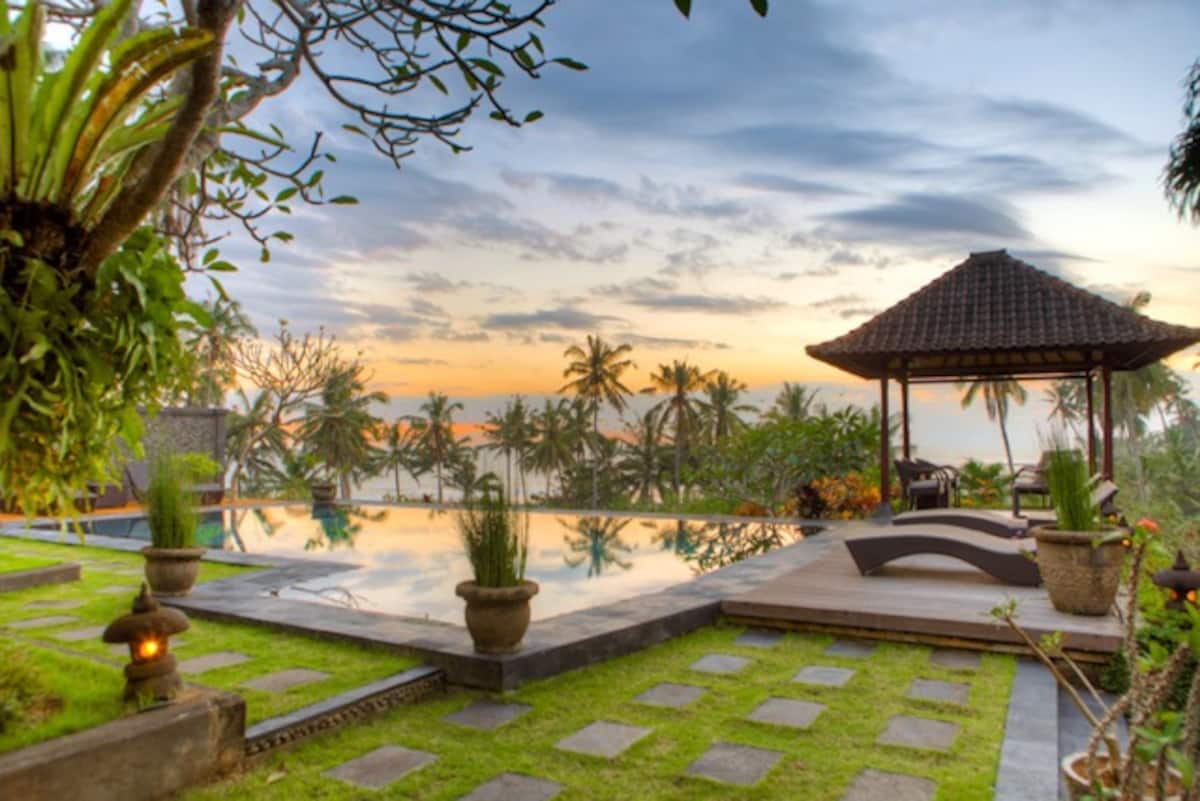 Pool and bale overlooking the garden and Balian Beach and the Indian Ocean