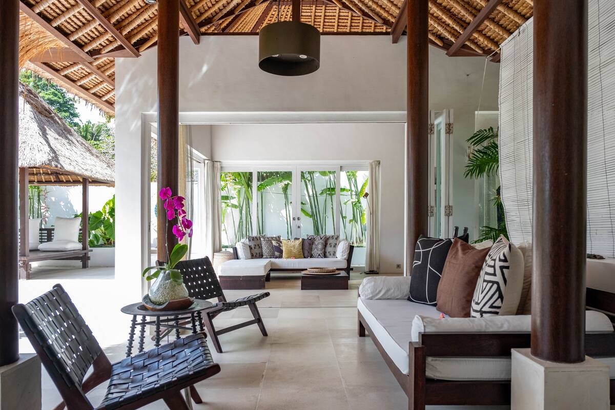 Modern and bright decor. All the folding doors in the living and kitchen areas can be closed in the evening.