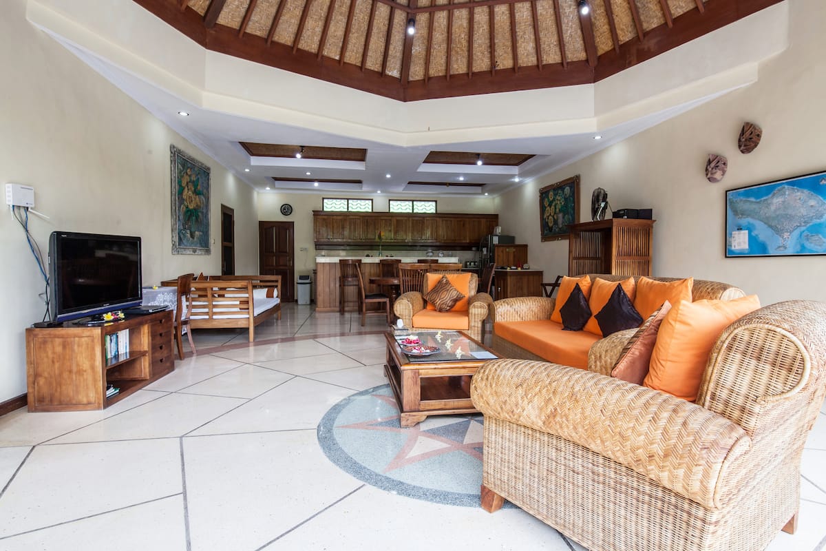 looking into the kitchen and dinning area