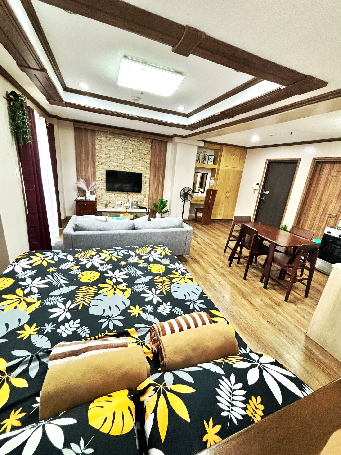 Spacious Modern Unit w/ Balcony
